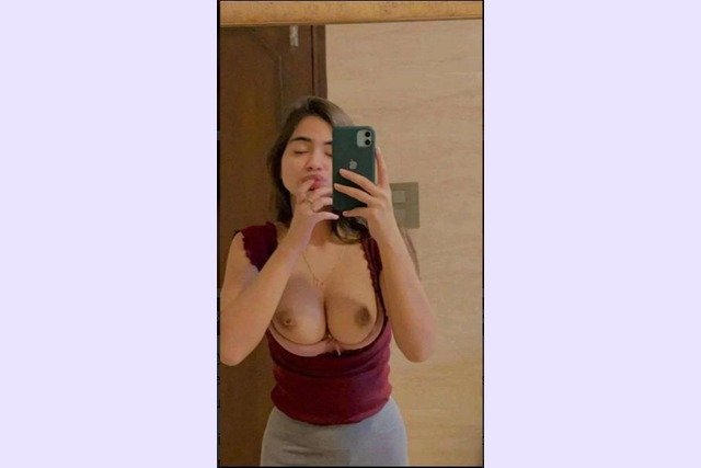 Sexy-Nri-Model-Nude-Selfies-Exposing-Amazing-Body_002.jpg